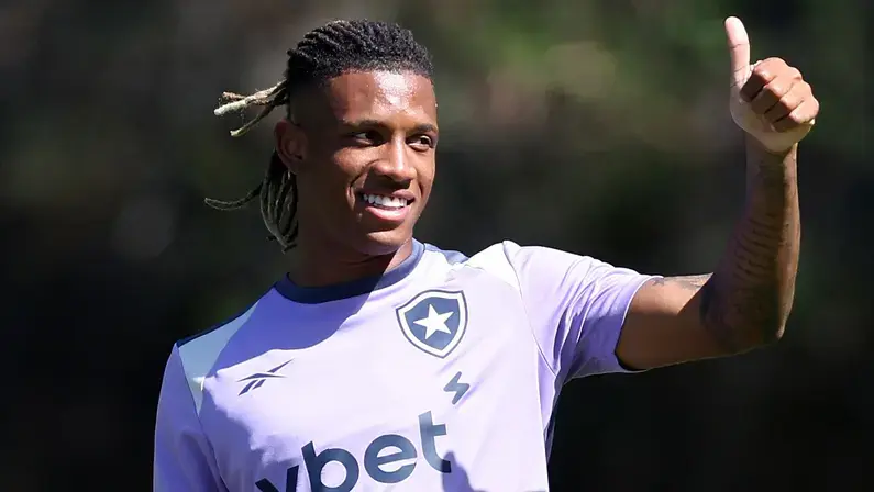 Estafe pede a Danilo, do Botafogo, para não jogar e 'se resguarda' para não fechar portas no Brasil, diz canal