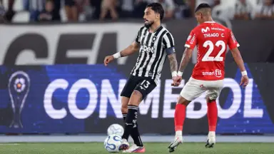 Alex Telles defende Danilo e Arthur Cabral após eliminação do Botafogo Alex Telles defende Danilo e Arthur Cabral após eliminação do Botafogo