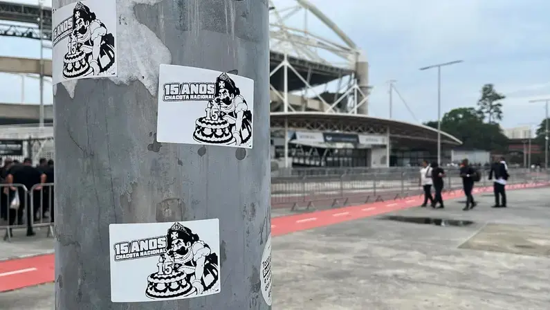 Torcida do Botafogo provoca Vasco com adesivos antes de clássico