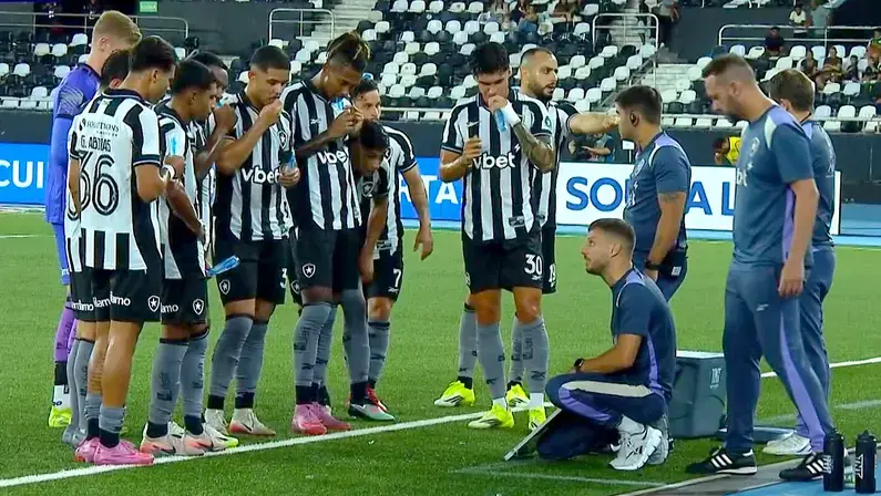Treinos em espanhol e amizade 'seletiva': jornalista revela problemas de Anselmi na gestão de grupo no Botafogo; clube pode procurar novo diretor