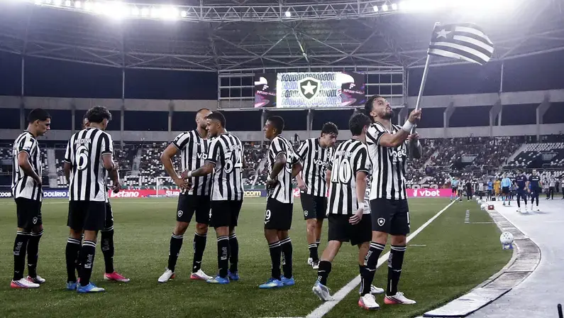 Alex Telles dedica golaço ao pai e exalta Botafogo após renovação
