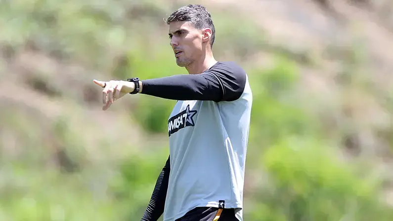Com Tite suspenso, Matheus Bachi será o técnico do Botafogo contra o Coritiba