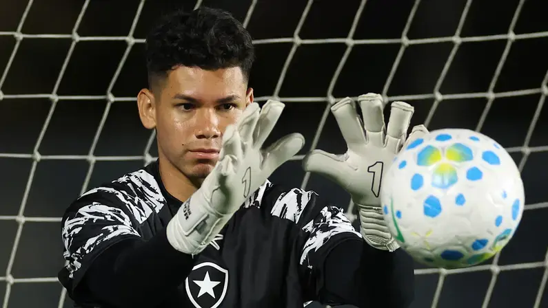 Cristhian Loor, do Botafogo, é convocado para amistoso com a seleção do Equador