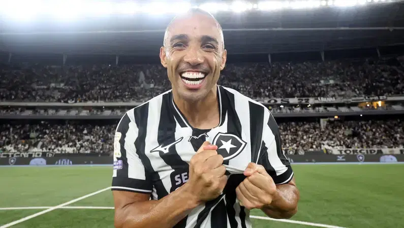 Marçal se declara ao Botafogo e valoriza vitória sobre a Chape: ‘É difícil jogar contra o lanterna, eles acabam largando um pouco’