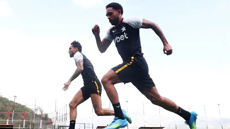 Comentarista vê Alex Telles e Vitinho como pilares para Tite no Botafogo: ‘Acima da média do nível da posição no Brasil’
