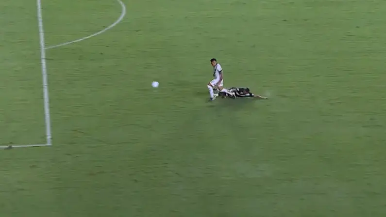 Saldivia, do Vasco, não é expulso por falta flagrante em Matheus Martins; Botafogo é prejudicado, avalia PC Oliveira