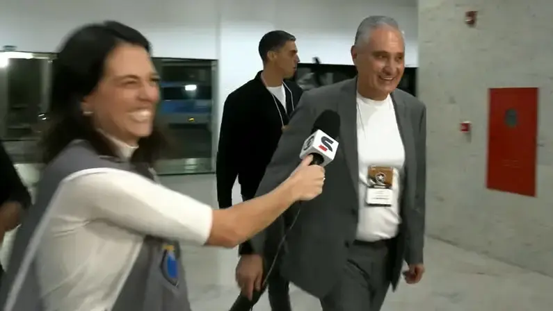Novo técnico do Botafogo, Tite chega ao Nilton Santos para assistir à partida contra o Grêmio
