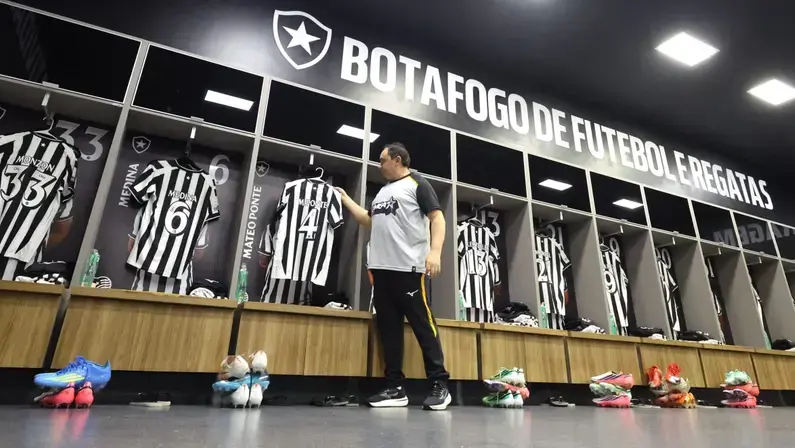 Botafogo escalado com Arthur Chaves, Ziyech e Matheus Martins como novidades para encarar o Vasco