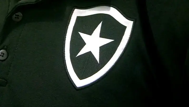 Nova camisa preta do Botafogo da Mizuno terá alusão ao aniversário de 132 anos do remo