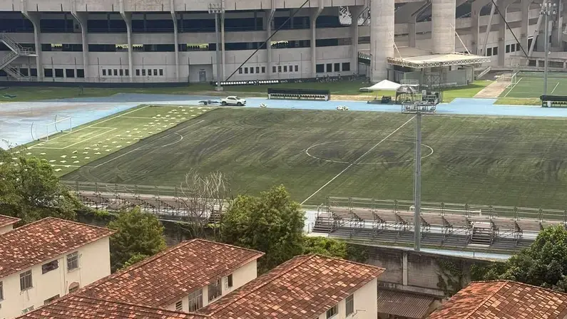Botafogo faz manutenção corretiva do campo anexo do Nilton Santos, que recebe 34 toneladas de insumo