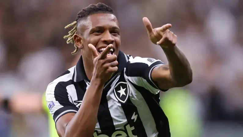 Danilo celebra belo gol em empate do Botafogo com o Inter e diz: 'Falei para o Franclim que ia fazer um de fora da área'