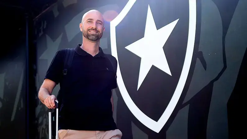 Rodrigo Bellão recusou propostas para sair do Botafogo: 'Acredito no clube e no projeto. Estou muito feliz aqui'
