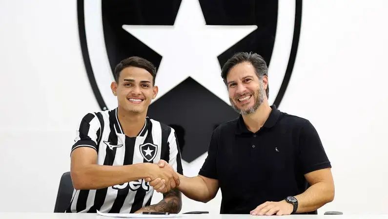 Botafogo renova contrato de Lucas Emanuel, joia de 17 anos que treina entre os profissionais, até 2030