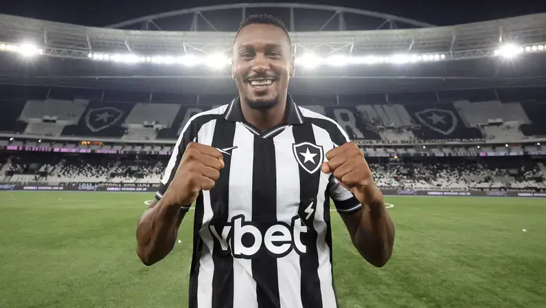 Edenílson celebra início no Botafogo e mira: 'Sonho em levantar um troféu no final da temporada'