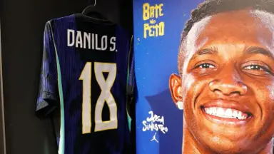 Danilo, do Botafogo, vira 'Danilo Santos' na Seleção Brasileira e começa no banco em amistoso com a França Danilo, do Botafogo, vira 'Danilo Santos' na Seleção Brasileira e começa no banco em amistoso com a França