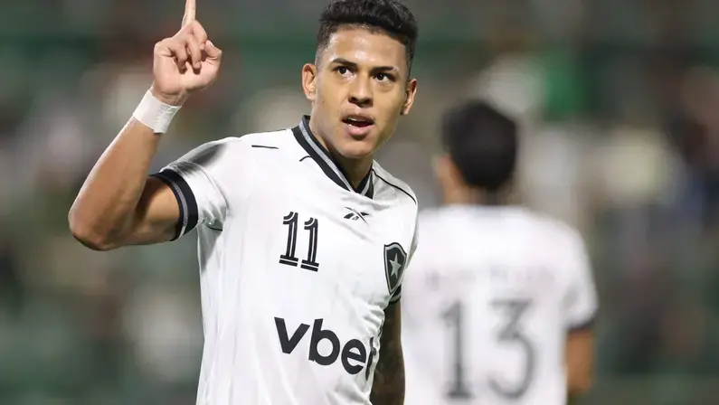 Apresentador elogia Matheus Martins: 'Parece estar no melhor momento dele no Botafogo. Tem sido mais produtivo, mais protagonista'
