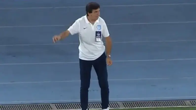 Técnico do Racing lamenta gramado sintético após derrota para o Botafogo