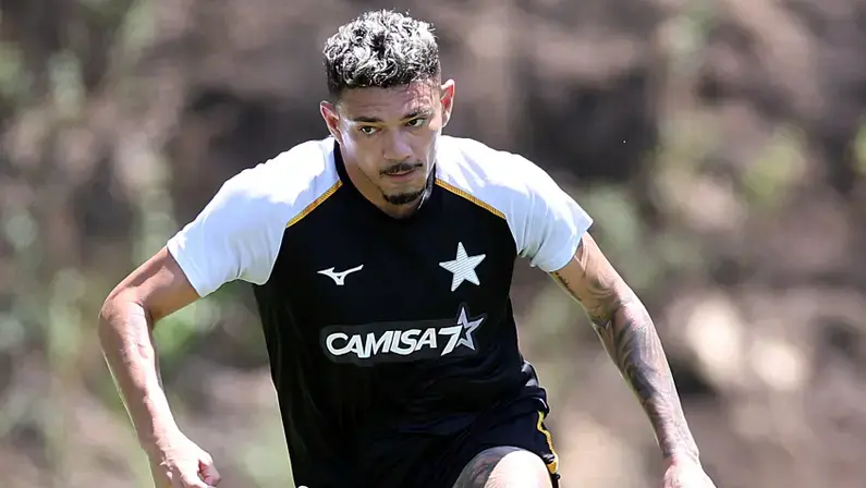 Provável titular do Botafogo contra a Chapecoense, Tiquinho tem condições de atuar por até 70 minutos