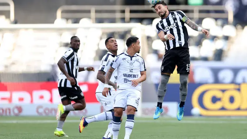 Comentarista vê Botafogo exposto em primeiro tempo contra Remo e cita mexida: ‘Não estabilizou sem bola e piorou construção’