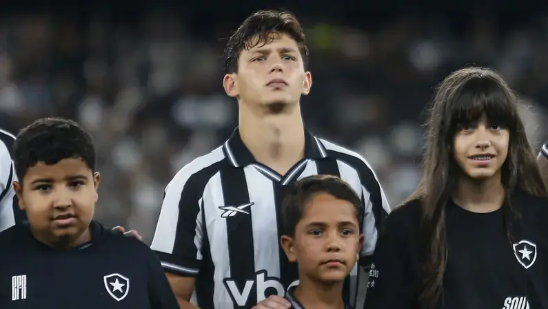 Botafogo prorroga contrato de Arthur Novaes até 2029 e estipula multa rescisória em € 80 milhões; Justino renova até 2028