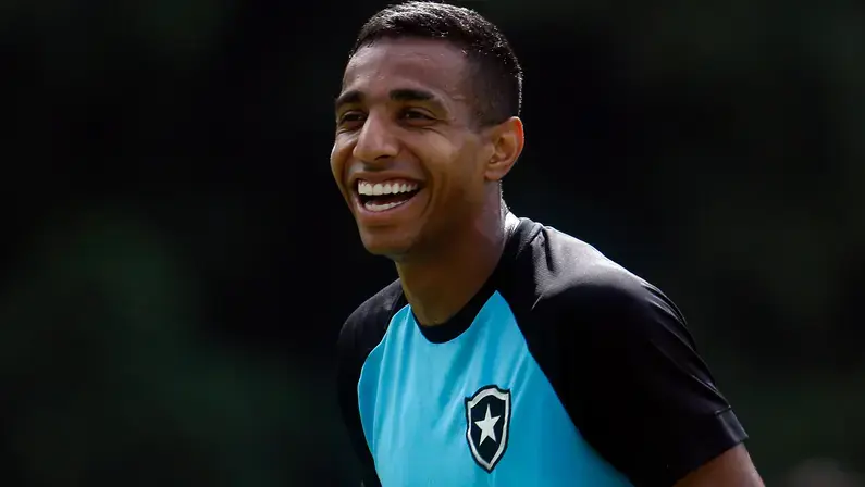 Victor Sá recebe sondagens de Botafogo, Corinthians e Vasco para retornar ao Brasil