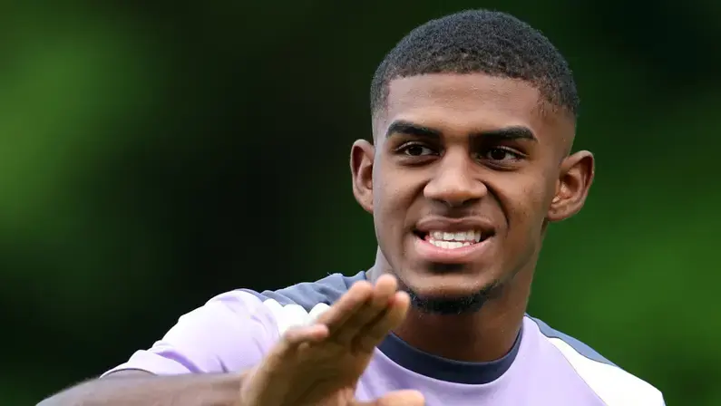 E o Wallace Davi? Rodrigo Bellão vê 'potencial enorme', mas revela trabalho específico com volante no Botafogo