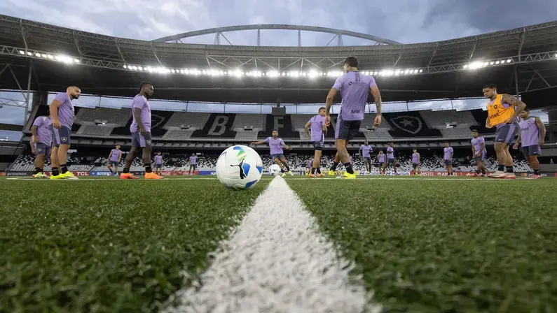 Rádio: Botafogo não tem previsão de receita imediata para quitar dívidas com jogadores e aguarda aporte de Textor