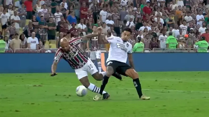Felipe Melo brinca e revela 'bronca' com árbitro em 'despedida' do futebol, pelo Fluminense: 'Ele não deu falta, saiu o gol do Botafogo'