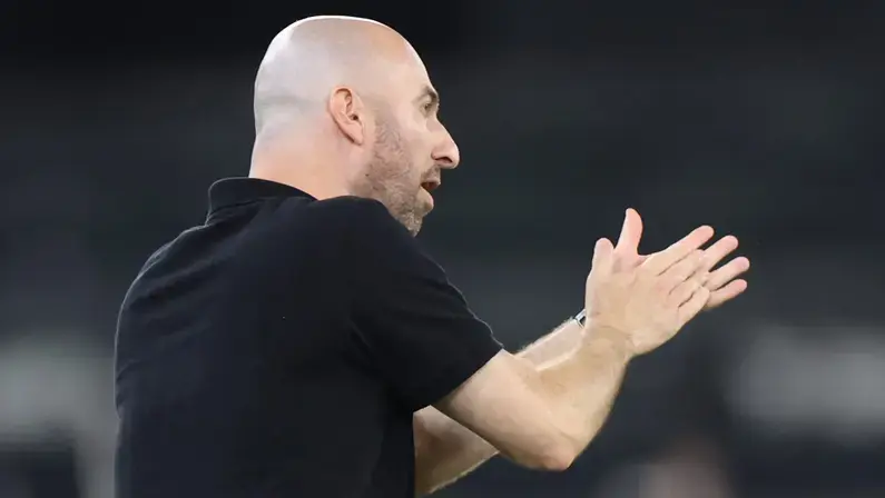 Técnico interino do Botafogo explica situação de Justino e vê disputa em aberto com Arthur Chaves para vaga de Ferraresi