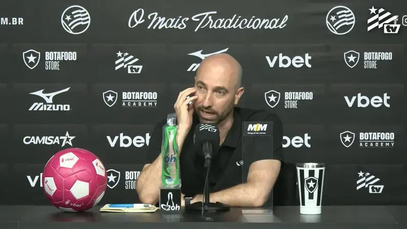 Rodrigo Bellão explica linha de cinco em Botafogo 3 x 2 Grêmio: 'Intenção não foi recuar, foi responder ao que o Felipão fez'
