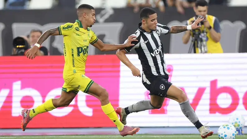 Comentaristas elogiam maturidade e ascensão de Justino no Botafogo