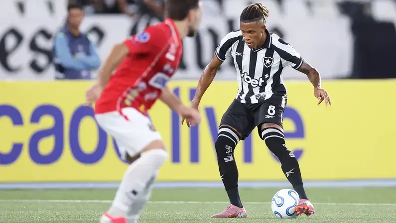 Danilo lamenta pouca objetividade do Botafogo contra o Caracas: ‘Faltou chutar mais’