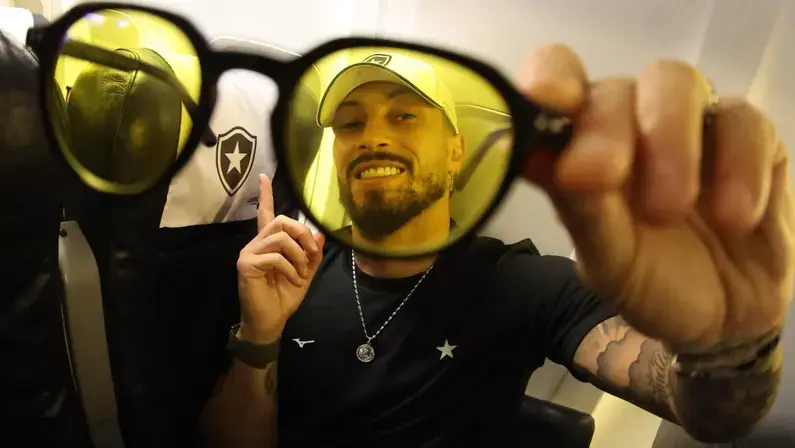 Botafogo dá pista sobre renovação de Alex Telles com post enigmático