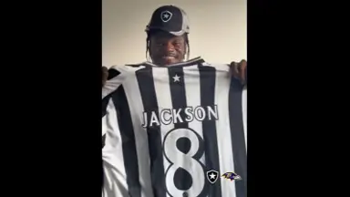 Astro do Baltimore Ravens, Lamar Jackson ganha camisa do Glorioso de presente: ‘Vamos Botafogo’ Astro do Baltimore Ravens, Lamar Jackson ganha camisa do Glorioso de presente: ‘Vamos Botafogo’