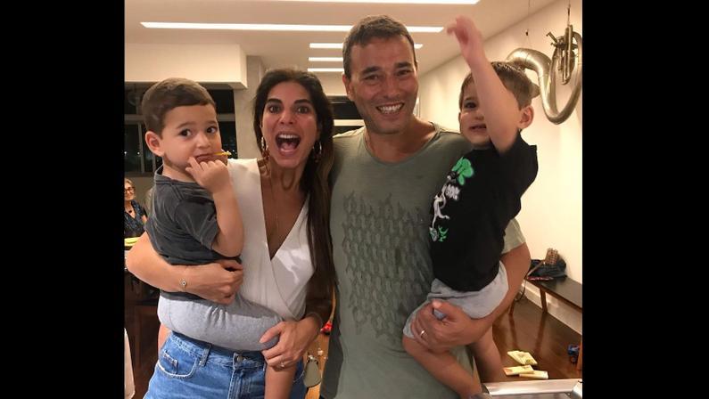 Gêmeos de Andréia Sadi e André Rizek torcem para Botafogo e assistem à vitória sobre Fortaleza