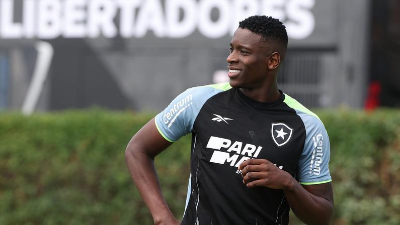 Betis ameaça Botafogo com ação na Fifa por €2 milhões na venda de Luiz Henrique