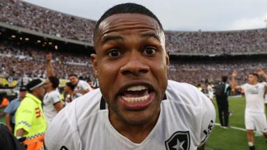 Ex-Botafogo, Júnior Santos é acusado por torcedor do Atlético-MG de rir após Biel perder pênalti em final; atacante nega Ex-Botafogo, Júnior Santos é acusado por torcedor do Atlético-MG de rir após Biel perder pênalti em final; atacante nega