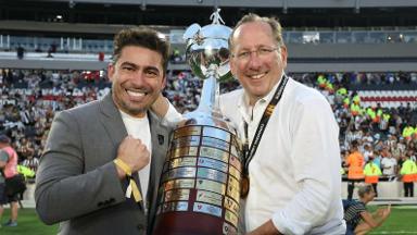 John Textor e Thairo Arruda, do Botafogo, vão receber Medalha Pedro Ernesto; quatro jogadores serão homenageados John Textor e Thairo Arruda, do Botafogo, vão receber Medalha Pedro Ernesto; quatro jogadores serão homenageados