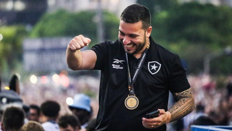 Alessandro Brito confirma renovação com Botafogo e permanência de toda cúpula de futebol e scout: ‘John Textor nos premiou’