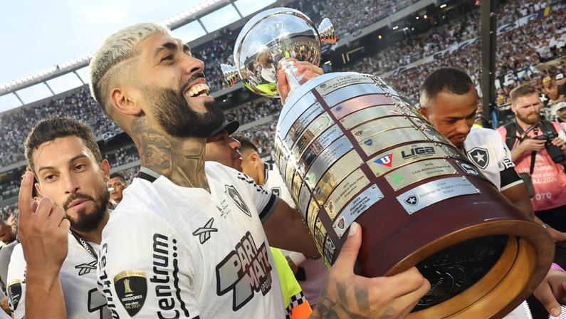 Alexander Barboza conta ambição no Botafogo: ‘Não me conformo com dois títulos aqui, quero seguir ganhando’