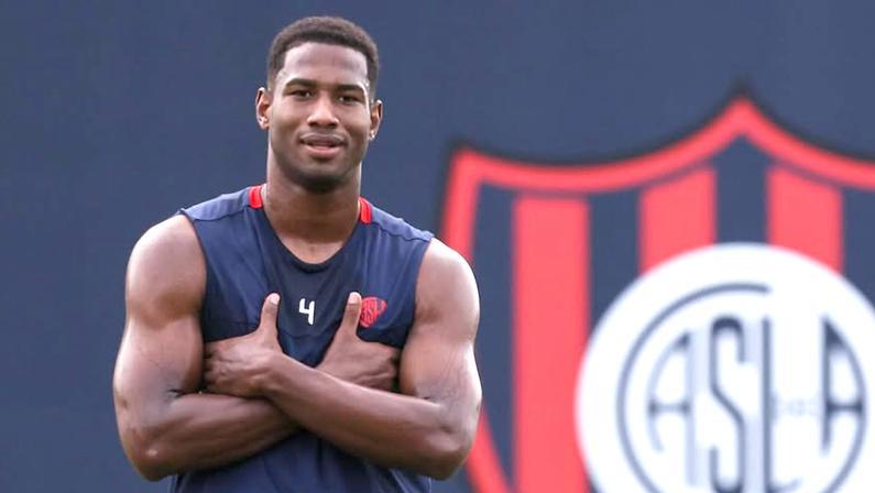 Especulado em Botafogo e Grêmio, Romaña tem proposta de clube do Oriente Médio
