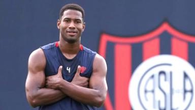Especulado em Botafogo e Grêmio, Romaña tem proposta de clube do Oriente Médio Especulado em Botafogo e Grêmio, Romaña tem proposta de clube do Oriente Médio