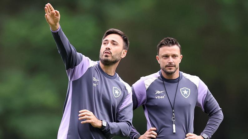 Comentarista revela salário da comissão de Davide Ancelotti no Botafogo e crê em troca para 2026: ‘Pouco provável que ele continue’