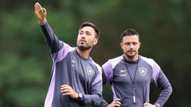 Comentarista revela salário da comissão de Davide Ancelotti no Botafogo e crê em troca para 2026: ‘Pouco provável que ele continue’ Comentarista revela salário da comissão de Davide Ancelotti no Botafogo e crê em troca para 2026: ‘Pouco provável que ele continue’