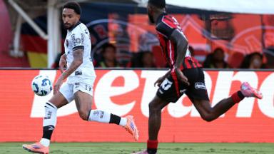 Vitinho vê fator a ser corrigido e analisa empate do Botafogo com Vitória: ‘O mais importante é que a gente conseguiu um ponto fora de casa’ Vitinho vê fator a ser corrigido e analisa empate do Botafogo com Vitória: ‘O mais importante é que a gente conseguiu um ponto fora de casa’