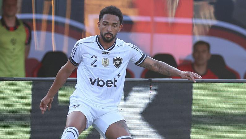 Vitinho lamenta gols perdidos pelo Botafogo contra o Vitória: ‘Nas chances que houver temos que fazer’