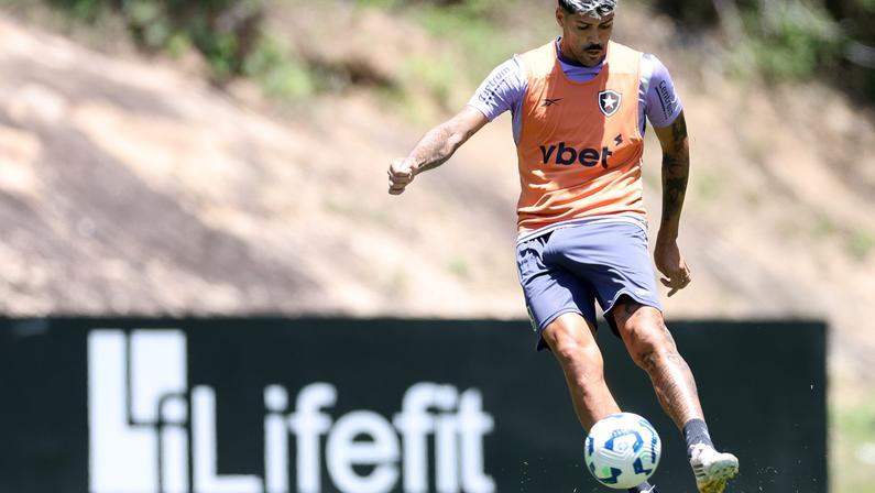 Barboza defende carga de treinos do Botafogo: 'Sou fisicamente dotado'