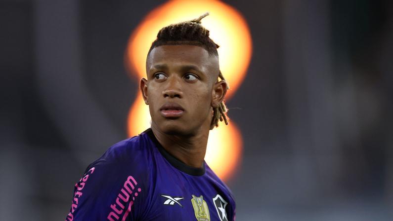 Danilo evolui, mas não tem condições de jogar em Botafogo x Fortaleza e será desfalque