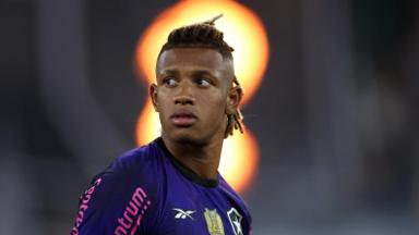 Danilo evolui, mas não tem condições de jogar em Botafogo x Fortaleza e será desfalque Danilo evolui, mas não tem condições de jogar em Botafogo x Fortaleza e será desfalque