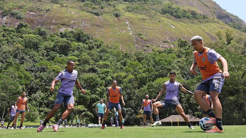 Santi Rodríguez treina e tem chances de reforçar Botafogo contra o Corinthians